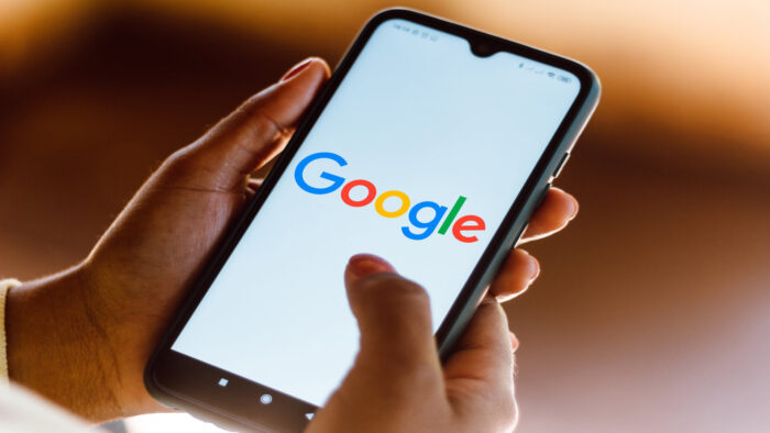 google-logo-seen-displayed-smartphone_1 (1) Google, ha deciso di aiutare le aziende ad affrontare la dinamicità dei comportamenti degli utenti, sviluppando nuovi strumenti utili